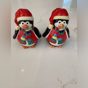 Scott's Collectables Penguins w/ Santa Hats  Salt  & Pepper Shakers w/ Box